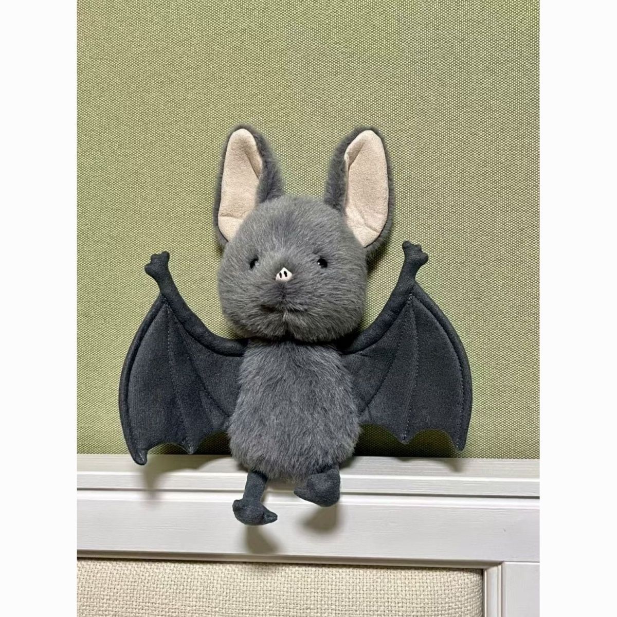 🦇🎃 ¡Espeluznante y Adorable! El Peluche Colgante de Murciélago de Halloween 🎃🦇