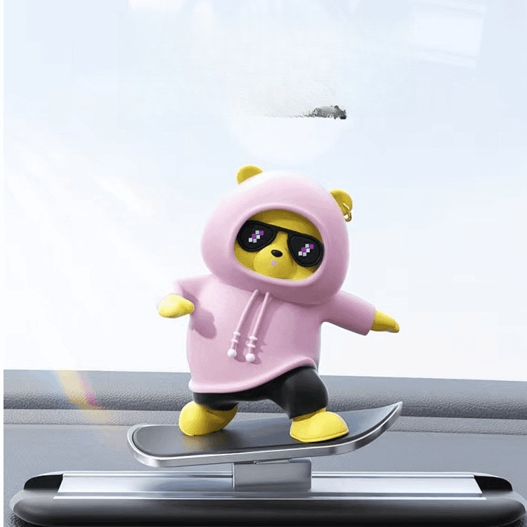 🛹🐻 ¡Conoce a Tu Nuevo Copiloto! El Adorno para Auto de Oso Patinador 🐻🛹